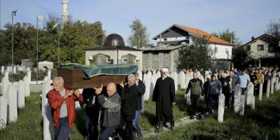 Bosna'da 22 kurbana ait kemik kalıntıları tek tabutta defnedildi