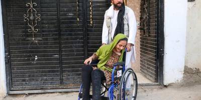 Hava saldırısında uzuvlarını kaybeden Afgan kız çocuğu, "İyilik Treni" ile tekerlekli sandalyeye kavuştu