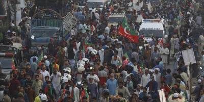 Pakistan'da İmran Han'ın partisi, başkente doğru yürüyüşe tekrar başladı