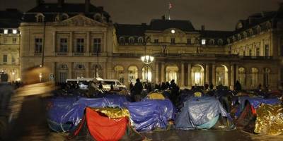 Paris'te refakatsiz çocuk göçmenler soğuk hava şartlarında kalıcı barınma bekliyor
