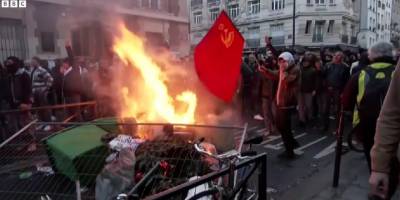 Paris'te ırkçı silahlı saldırı sonrası Kürt protestocular polisle çatıştı