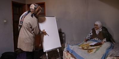 Rabia öğretmen yarıyıl tatilinde evleri dolaşarak kadınlara okuma yazma öğretiyor