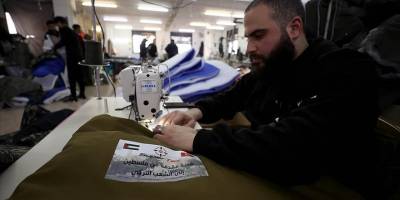 Filistin'de bir fabrika depremzedelere yardım için 22 bin uyku tulumu hazırlıyor
