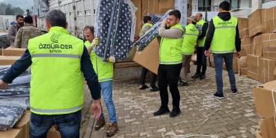 Özgür-Der ve İstanbul Ensarları deprem bölgesinde beşik dağıtımı yaptı