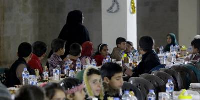 Suriye'de yetimler için iftar sofrası kuruldu 