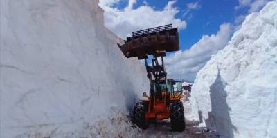 Hakkari'de ekipler haziranda da karla mücadeleyi sürdürüyor