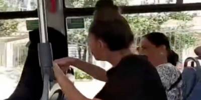 Tesettüre saldıran kadına yolcular haddini bildirdi!