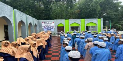 Bangladeş’te medrese öğrencilerine Kuran-ı Kerim dağıtımı