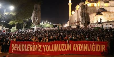 Fatih Camiinde eller Gazze için semaya kalktı