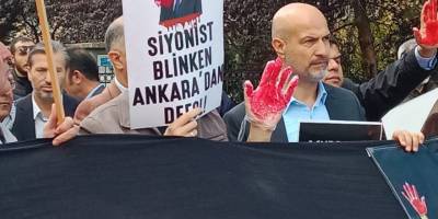 Ankara’da bulunan Siyonist Blinken protesto edildi