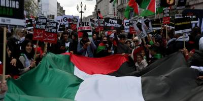 İngiltere'de polis, Filistin bayrağı taşıyan göstericiye terör suçlaması yöneltti