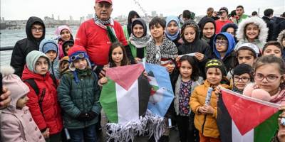 Üsküdar'da, Filistin'de ölen çocukların isimleri uçurtmaya bağlanarak uçuruldu