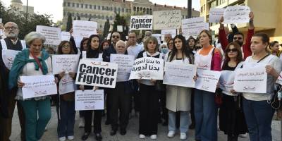 Lübnan'da ilaç bulamayan kanser hastaları gösteri düzenledi
