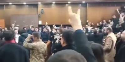 Irkçı provokatörlere tahsis edilen VIP mahkeme salonu
