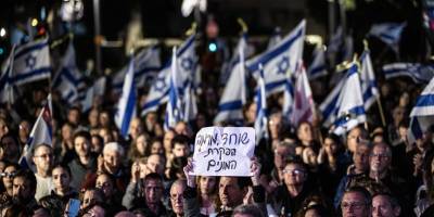 Tel Aviv'de binlerce kişi Netanyahu'nun görevden alınması talebiyle gösteri düzenledi