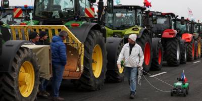 Fransa'da binlerce çiftçi traktörleriyle eylemlerini sürdürüyor