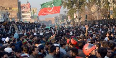 Seçim sonuçlarının protesto edildiği Pakistan'daki gösterilerde 3 polis öldü
