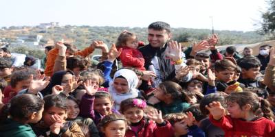 CZN Burak, İdlib'te çocuklar için yemek yaptı