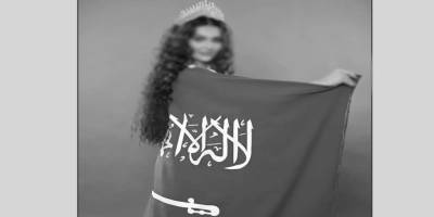 Kelime-i Tevhid yazılı bayrağa sarılmış bir “güzellik kraliçesi”