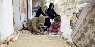 Binlerce Filistinli "bir torba un" alabilmek için canlarını tehlikeye atıyor