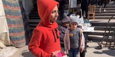 Gazzeli kız, yatalak babası ve kardeşlerine bakabilmek için tebeşir satıyor