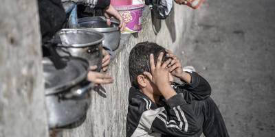 Gazze'de açlıktan hayvan yemi yemek zorunda kalan çocuklar zehirleniyor
