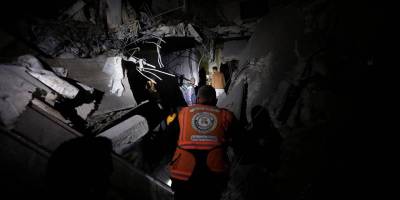 Siyonistlerin Gazze'deki bir evi bombalaması sonucu çok sayıda Filistinli öldü
