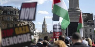 İngiltere'de göstericiler, İsrail'e silah parçası satan tesisin çatısını ve camlarını balyozla kırdı