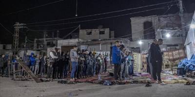 Gazzeliler Kadir Gece'sini sokaklarda ve yıkılan camilerin enkazında idrak etti