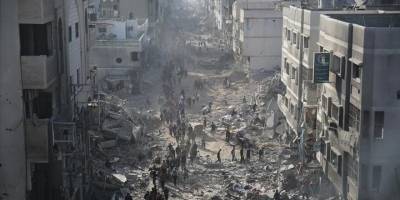 Gazzeli hattat, yıkılan evlerin enkazına öldürülen Filistinlilerin isimlerini yazıyor