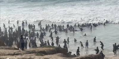 Gazzeliler, denize düşen yardımlara ulaşmaya çalışırken boğulma tehlikesiyle karşı karşıya kalıyor
