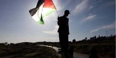 Filistin bayrağını indirmek isterken ağır yaralandı