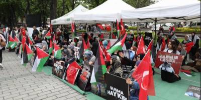 İHH, Sultanahmet Meydanı’nda Gazze’deki soykırıma karşı oturma eylemi başlattı