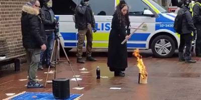 İsveç'te polis korumasında Kur'an-ı Kerim yakıldı