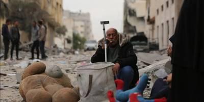 Katil İsrail'in saldırılarını sürdürdüğü Gazze'de 10 bin kişi kayıp