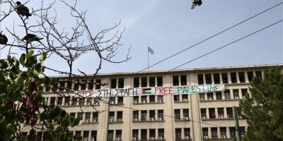 Yunanistan'da Kalkınma Bakanlığı çalışanları, Bakanlık binasına Filistin bayrağı astı