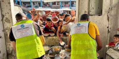 Özgür-Der, Kuzey Gazze’de sıcak yemek dağıtımı gerçekleştirdi