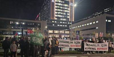 Gazze Dayanışma Platformu'nun çağrısıyla işbirlikçi Starbucks protesto edildi