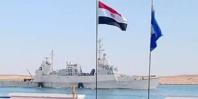 Mısırlılar işgal savaş gemisinin Süveyş Kanalı'ndan geçişini protesto etti