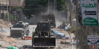 İşgal ordusu Cenin'e buldozerlerle baskın düzenledi