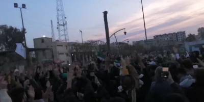 Rakka, Lazkiye ve Deyrzor'da halk Esed rejiminin devrilişini kutluyor