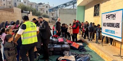 Fetih Vakfından Suriyeli çocuklara kışlık mont yardımı