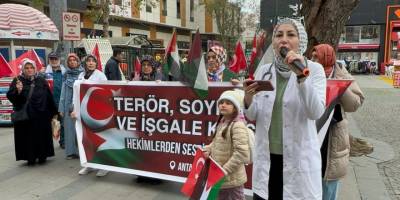 Sağlık çalışanları Gazze'deki soykırımı Antalya'da protesto etti
