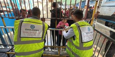 Özgür-Der’in Gazzelilere sıcak yemek ve temiz su dağıtımı sürüyor