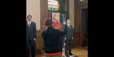 Vicdan sahibi aktivist Netanyahu’nun heykelini parçaladı