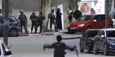 İşgal ordusu Batı Şeria'da evlere düzenlediği baskınlarda yaklaşık 70 Filistinliyi gözaltına aldı