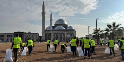 Humuslu gönüllüler, hasar alan Halid Bin Velid Camisi'ni temizledi