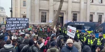 İngiltere'de on binlerce Filistin destekçisi, polisin engellemelerine rağmen gösteri düzenledi