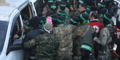 Hamas, 3 İsrailli kadın esiri Kızılhaç'a teslim etti