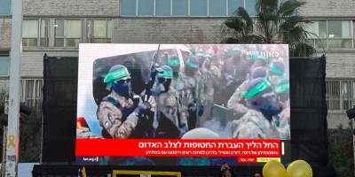 Siyonistler, dev ekranlarda Kassam mücahitlerini izledi